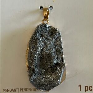 🖤NWT Chunky Geode Gold tone Pendant ✨